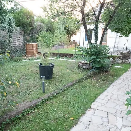 Holiday home Maison Chaleureuse 6, 8 Personnes Quartier Palente 3